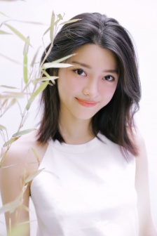 美女解开胸罩还给人看